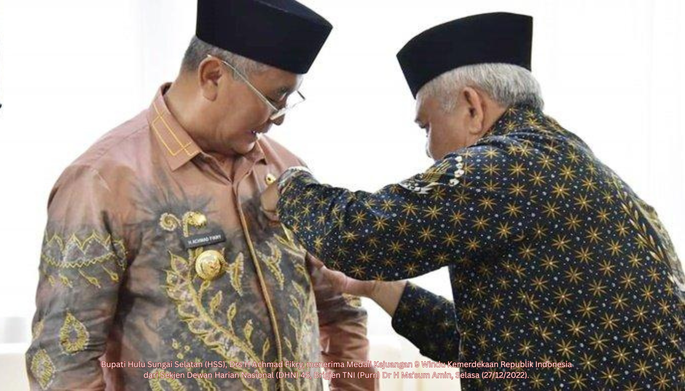 Bupati Hulu Sungai Selatan (HSS), Drs H Achmad Fikry, menerima medali Kejuangan 9 Windu Kemerdekaan Republik Indonesia dari Sekjen Dewan Harian Nasional (DHN) 45, Brigjen TNI (Purn) Dr H Ma’sum Amin, Selasa (27/12/2022). Artikel ini telah tayang di BanjarmasinPost.co.id dengan judul Pengurus DHN 45 Anugerahi Bupati HSS Achmad Fikry Medali Kejuangan 9 Windu Kemerdekaan RI,