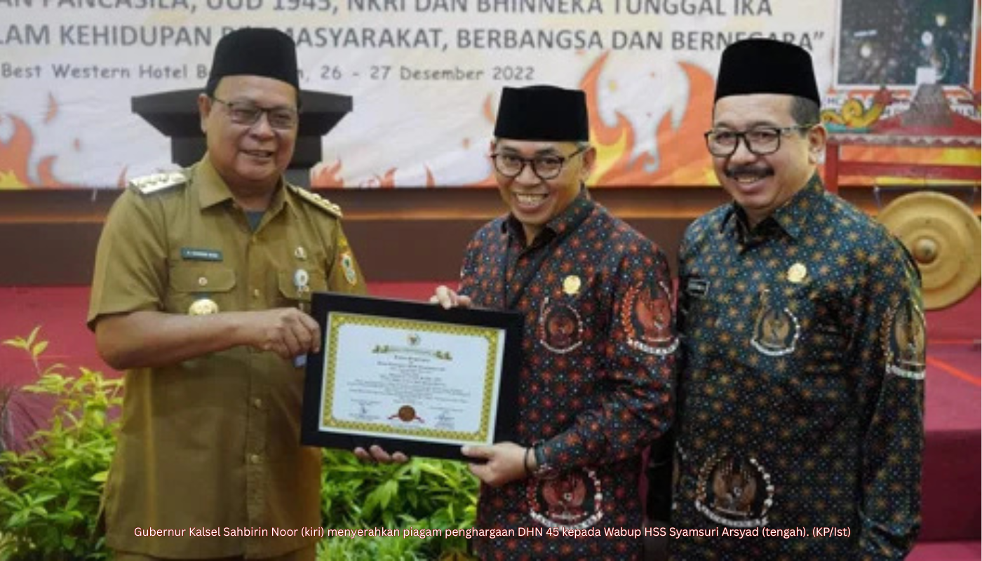 Gubernur Kalsel Sahbirin Noor (kiri) menyerahkan piagam penghargaan DHN 45 kepada Wabup HSS Syamsuri Arsyad (tengah). (KP/Ist)