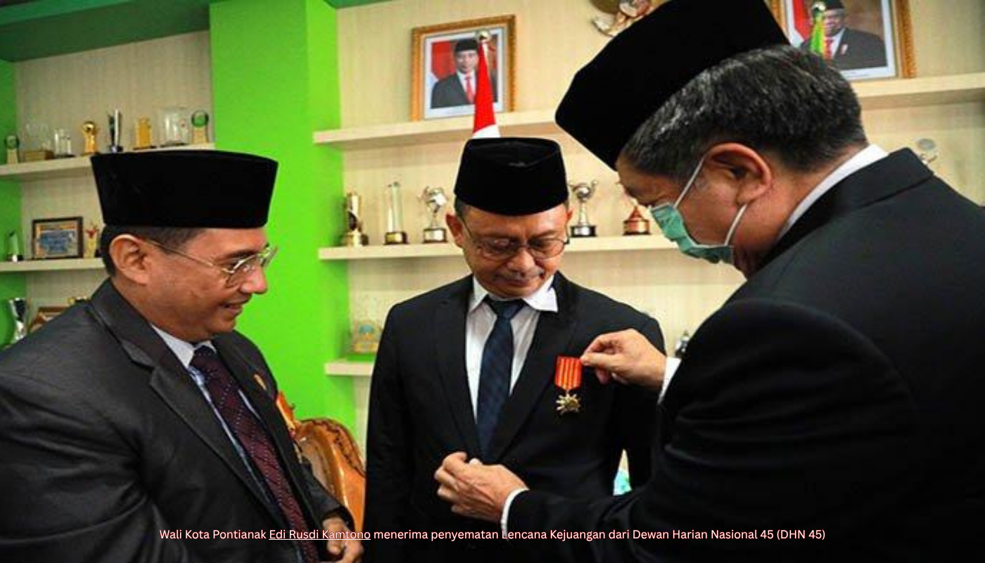 Wali Kota Pontianak Edi Rusdi Kamtono menerima penyematan lencana kejuangan dari Dewan Harian Nasional 45 (DHN 45).